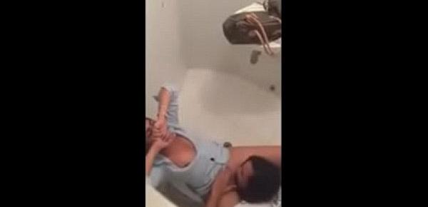  Caiu na Net o vídeo das novinhas brincando no banheiro